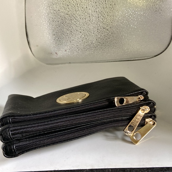 Michael Kors wristlet NWOT 3 zippered sections long shoulder strap included - Picture 3 of 12